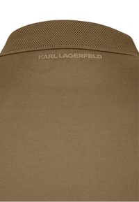 Braun strukturierte Shirt-Rückseite mit einem gerippten Kragen und dem eingeprägten Logo "KARL LAGERFELD" unter dem Kragen.