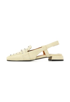 Beiger Veloursleder Slingback-Flachschuh mit quadratischer Spitze, silbernen Nieten am Obermaterial und niedrigem Blockabsatz mit schwarzer Sohle.