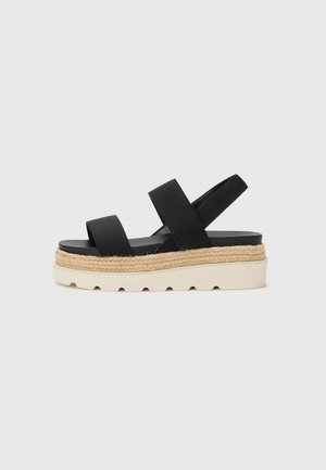 Sandalias de plataforma negras con dos correas anchas, una suela intermedia de cuerda natural texturizada y una suela exterior de goma blanca, con una plantilla suave.
