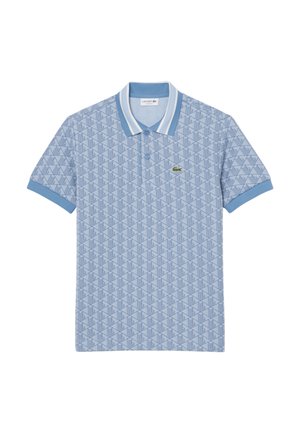 Polo azzurro chiaro con motivo geometrico, colletto a righe blu e bianche, polsini delle maniche blu e piccolo logo coccodrillo verde sul petto.