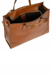 Sac à main en cuir marron doté de poignées doubles, d'une poche zippée et d'un intérieur ouvert avec une doublure texturée et des détails de couture.