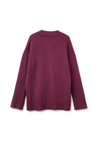 Lila Strickpullover mit geripptem Saum und Ärmeln, in lockerer Passform und mit Rundhalsausschnitt. Weiche Textur, keine sichtbaren Muster.