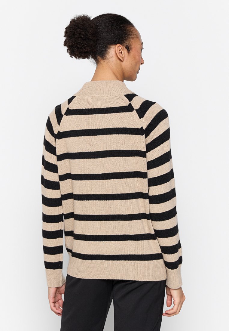 Maglione a righe beige e nero con colletto, texture in maglia e maniche raglan, caratterizzato da una vestibilità rilassata e polsini a coste.