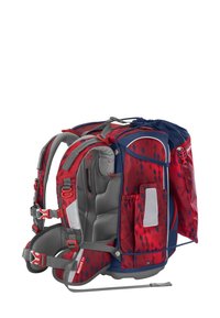 Sac à dos rouge et gris avec un motif géométrique, dos rembourré, bretelles réglables, poche latérale et fermeture supérieure à cordon. Tissu durable.