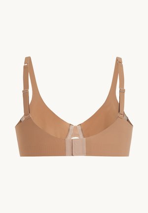 BH i en dæmpet tan-farve med brede stropper, glat tekstur og sømløst design med lukning bagpå og en lille udskæringsdetalje.