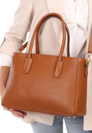 Bruine gestructureerde leren handtas met dubbele bovenhandvaten, een rechthoekige vorm, en een verstelbare schouderband.