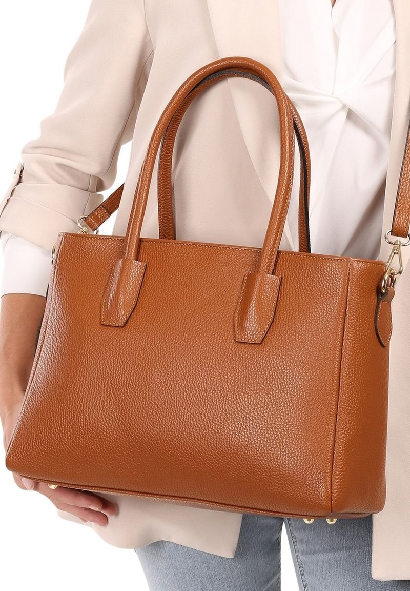 Bruine gestructureerde leren handtas met dubbele bovenhandvaten, een rechthoekige vorm, en een verstelbare schouderband.