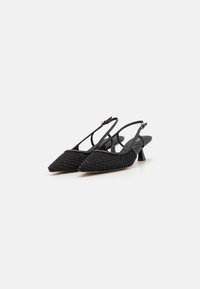Sorte vevde slingback hæler med spiss tå og teksturert design, med en lav blokkhelt og tynn justerbar ankelstropp.