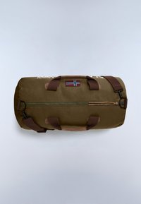 Sac cylindrique vert olive avec poignées marron, bandoulière, fermeture éclair horizontale et patch du drapeau norvégien sur le dessus.