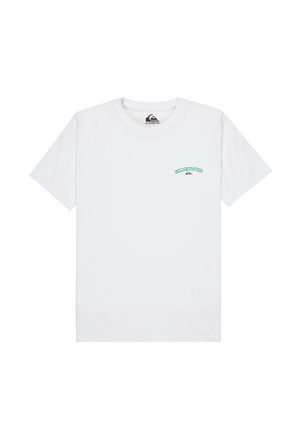 Weißes T-Shirt mit kurzen Ärmeln und Rundhalsausschnitt, mit kleinem grünen "Quiksilver"-Schriftzug und Logo auf der linken Brust.