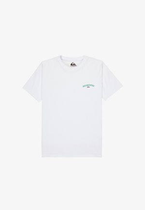 Biała koszulka z krótkim rękawem i okrągłym dekoltem, z małym zielonym napisem „Quiksilver” i logo na lewej piersi.