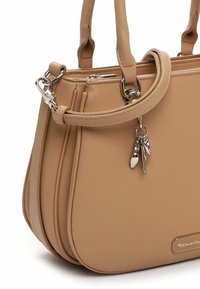 Smėlio spalvos dirbtinės odos rankinė su dviem rankenomis, sidabriniais metaliniais elementais, užtrauktuku ir dekoratyviniais žavesiais. Lygi tekstūra ir struktūruota forma.