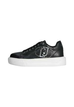 Sneaker in pelle nera con suola in gomma bianca, caratterizzato da borchie decorative argentate disposte in un motivo circolare sul lato. Etichettato "LIU JO."