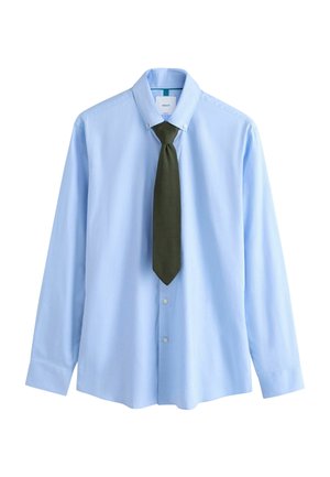 Cămașă cu mâneci lungi, albastru deschis, cu guler cu nasturi și nasturi albi, prevăzută cu o cravată texturată verde închis. Material neted, croială lejeră.