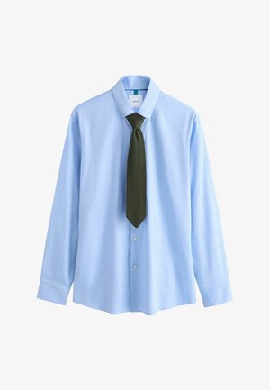 Cămașă cu mâneci lungi, albastru deschis, cu guler cu nasturi și nasturi albi, prevăzută cu o cravată texturată verde închis. Material neted, croială lejeră.