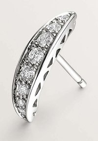 Pendiente de plata curvado con cinco piedras preciosas redondas y transparentes engastadas, que presenta recortes geométricos a lo largo del borde para añadir textura y diseño.