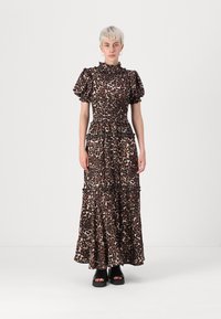 Maksi obleka z leopardjim vzorcem, kratkimi napihnjenimi rokavi, drapiranim ovratnikom in večslojnim krilom. Narejena iz lahkotnega materiala, z oprijetim bodijem.