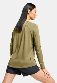On FOCUS - Langarmshirt - safari