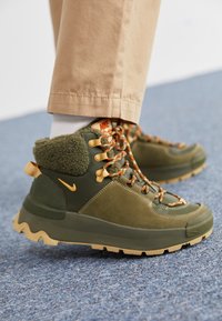 CITY CLASSIC WP - Zapatillas altas - cargo khaki/sesame/medium olive/campfire orange/pale ivory