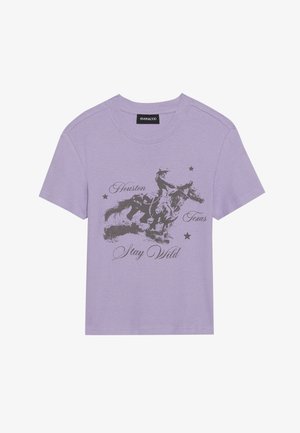 Lilla ribbet t-shirt med korte ærmer, prydet med et grafisk motiv af en hestevært og teksten "Houston Texas Stay Wild" i sort.