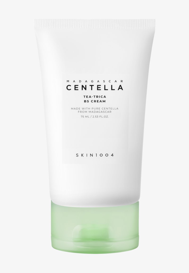 Hvit tube med grønn bunn, merket "Madagascar Centella Tea-trica B5 Cream," 75 ml. Jevn plast med enkelt, klart tekstdesign.