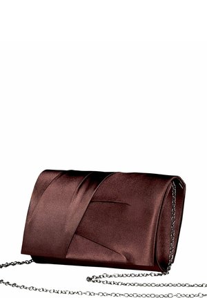 Mørkebrunt satin clutch med diagonale folder og en sølvkæde på en hvid baggrund.