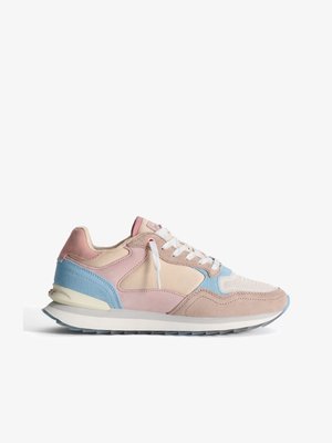 Sneaker con una palette di colori pastello che presenta camoscio rosa, beige e azzurro chiaro. Pannelli in rete e lacci bianchi; suola in gomma con battistrada testurizzato.