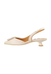 Zapato slingback beige con punta afilada, tacón plano y una hebilla decorativa en la parte delantera. Material liso con una textura sutil.