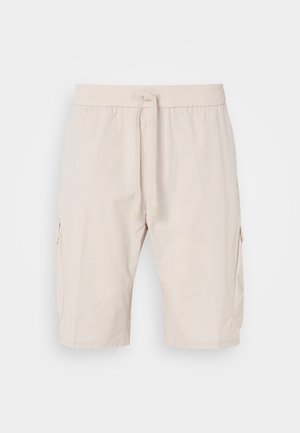Shorts cargo beiges avec une taille élastique et un cordon de serrage, dotés de deux poches latérales et d'un tissu lisse et léger.