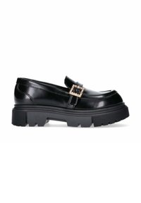 Zwarte gepatineerde leren instapper met een chunky zool, voorzien van een decoratieve gespdetail. Gladde afwerking met een verhoogde rand en een gestructureerde zool.