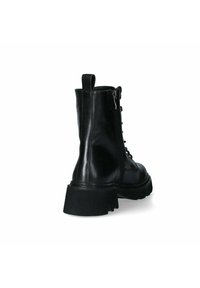 Stivali ankle in pelle nera con suola robusta, chiusura con lacci frontali e cerniera laterale, con una texture liscia e uno stile minimalista.