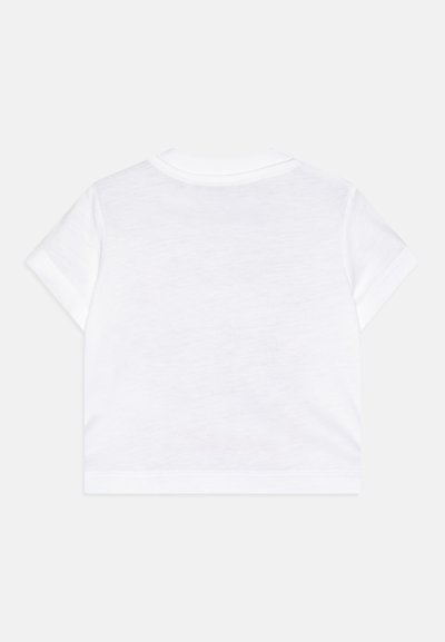 Camiseta blanca de manga corta con cuello redondo y una textura suave. Presenta un diseño simple sin patrones ni acentos visibles.