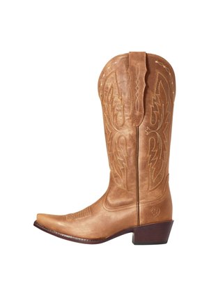 Tanlæder cowboystøvle med dekorativ syning, spids tå og stablet hæl, set fra siden på hvid baggrund.