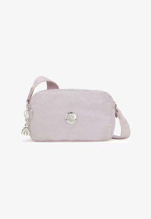 Borsa rettangolare rosa chiaro con un logo circolare argento, chiusura con cerniera e un charm staccabile. Include una tracolla in tessuto.
