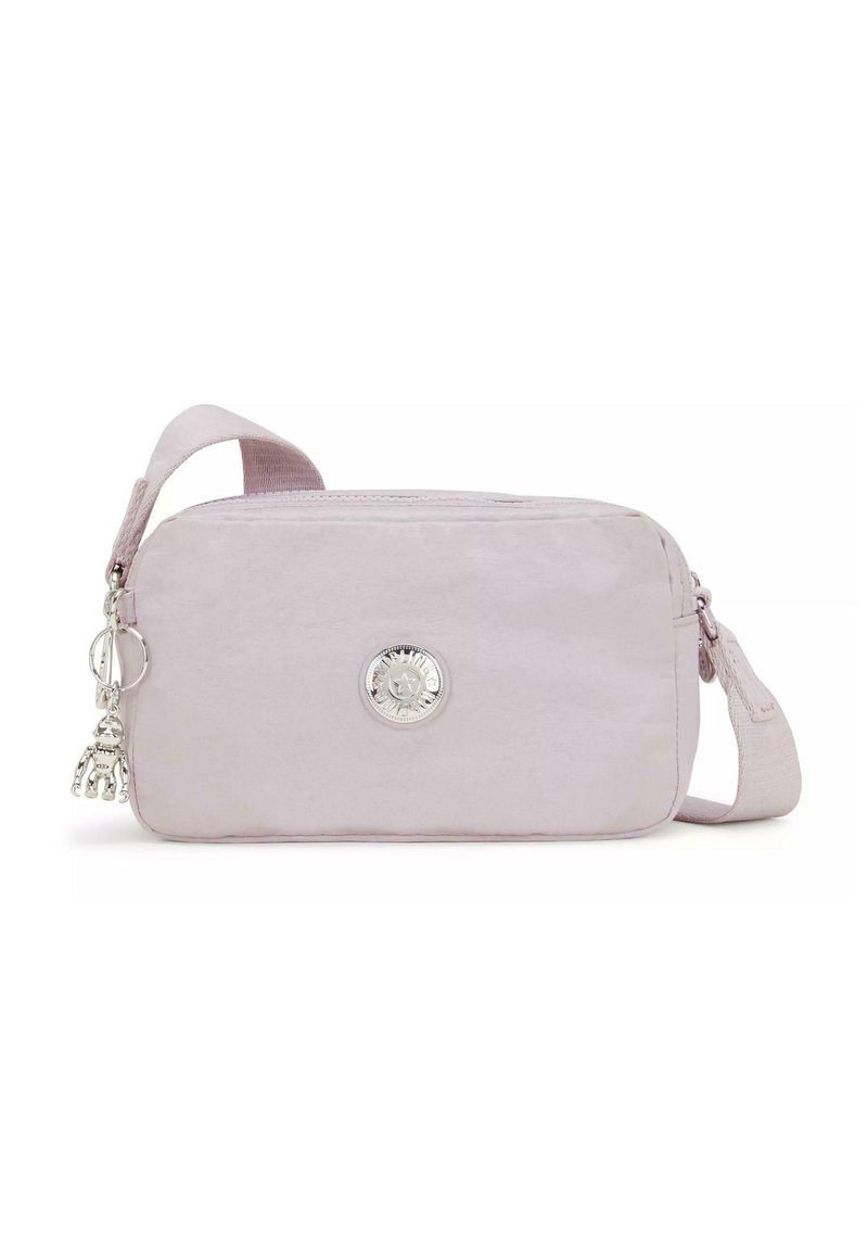 Borsa rettangolare rosa chiaro con un logo circolare argento, chiusura con cerniera e un charm staccabile. Include una tracolla in tessuto.