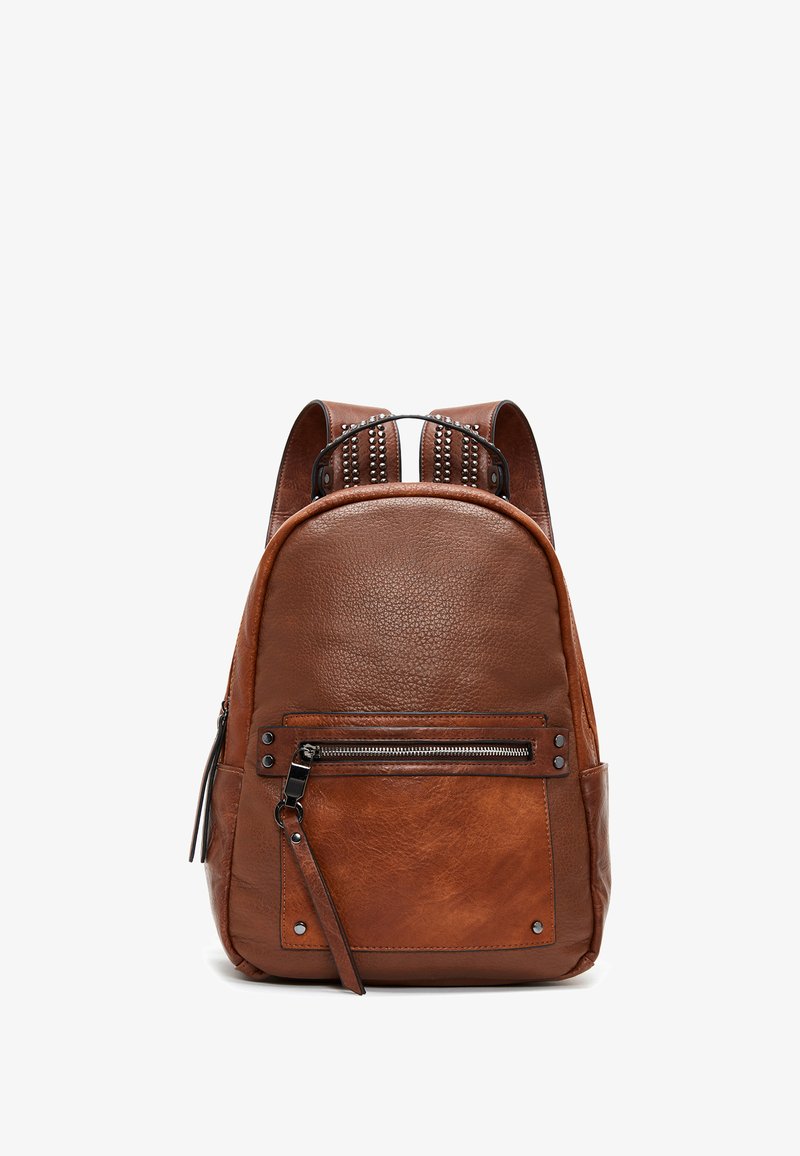 Bruine leren rugzak met een gestructureerde afwerking, een ritsvak aan de voorkant, studded banden en verstelbare gewatteerde schouderbanden.