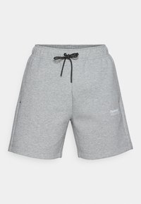 Pantalones cortos de algodón grises con una cinturilla elástica, cordón negro, bolsillos laterales y un pequeño logo en el muslo izquierdo.