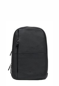 Černý kožený batoh s texturovaným povrchem, zaoblenými hranami, přední kapsou na zip a jemným logem ve spodní části.