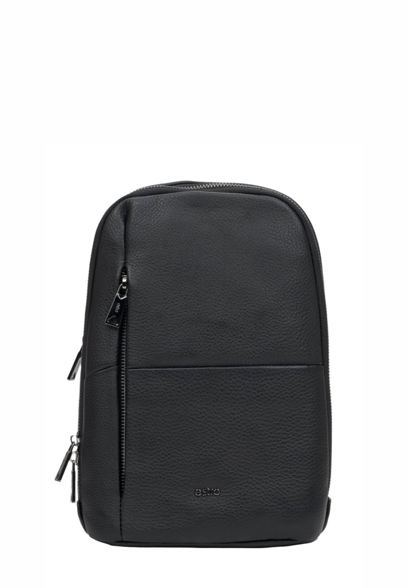 Černý kožený batoh s texturovaným povrchem, zaoblenými hranami, přední kapsou na zip a jemným logem ve spodní části.