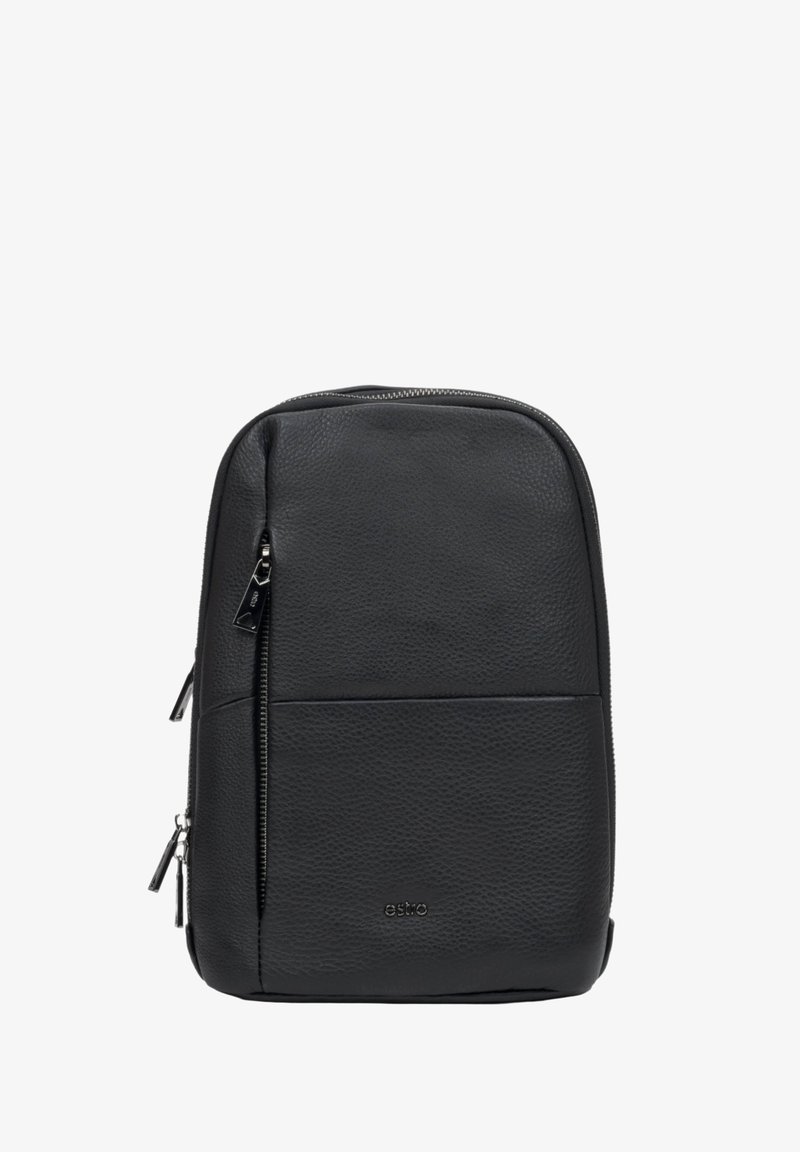 Černý kožený batoh s texturovaným povrchem, zaoblenými hranami, přední kapsou na zip a jemným logem ve spodní části.