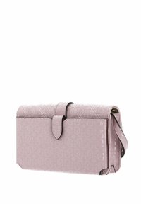 Sac à main synthétique rose avec un motif de logo texturé, fermeture à rabat et fine bandoulière. Présente des lignes épurées et une forme structurée.