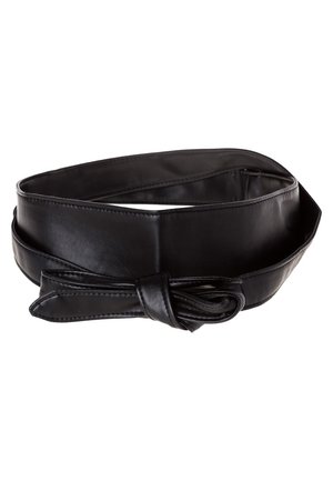 Large ceinture en cuir noir avec un détail de nœud plié, présentée enroulée sur un fond blanc.