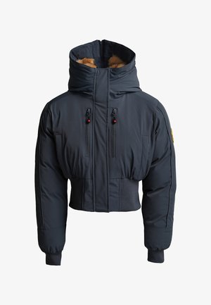 Korte donkergrijze gewatteerde jas met een hoge kraag, bontvoering, twee ritzakken en elastische boorden. Kenmerkt zich door een slanke, gestikte textuur.