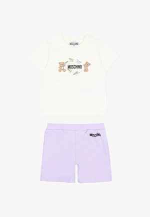 Maglietta bianca da bambino con orsacchiotti e aeroplanini di carta attorno al testo "Moschino", abbinata a pantaloncini viola chiaro con il logo "Moschino".