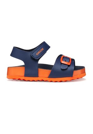Sandalo da bambino blu navy e arancione brillante con cinturini regolabili, chiusura in velcro etichettata "GEOX" e suola testurizzata.