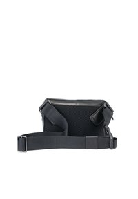 Zwarte schoudertas van stevig stof, met een gaaspaneel, verstelbare band en metalen accessoires. Compact rechthoekig model.