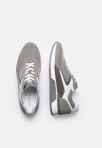 Sneaker in suede grigio con accenti in mesh bianco, dotate di lacci, colletto imbottito, suola testurizzata e un design distintivo sul lato.
