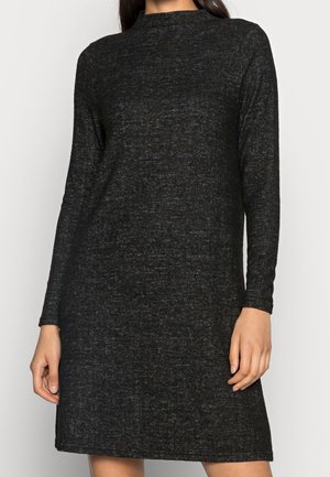 Vestito nero a maniche lunghe realizzato in tessuto testurizzato. Presenta un colletto alto e una vestibilità ampia, che arriva appena sopra le ginocchia. Dettagli minimi.