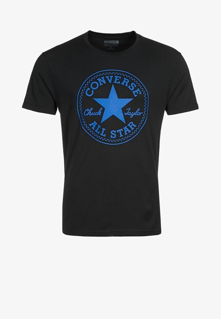 Černé bavlněné tričko s modrým kruhovým logem se hvězdou a textem "Converse Chuck Taylor All Star" tučným písmem.