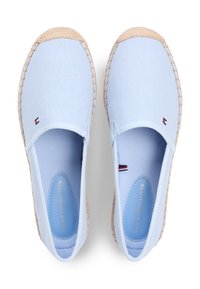 Espadrilles en toile bleu clair avec semelles en jute tissé, ornées d'un petit logo brodé sur le côté et d'une doublure intérieure lisse.